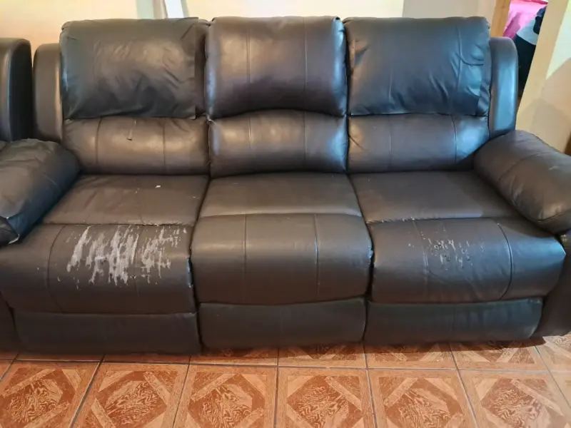 Sofá reclinable de cuero sintético negro con desgaste - 1