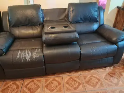 Sofá reclinable de cuero sintético negro con desgaste - miniatura 2