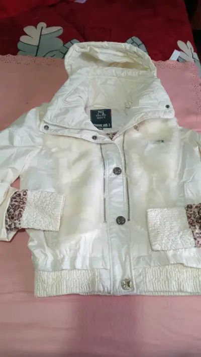 Chaqueta blanca con capucha y detalles de leopardo - miniatura 1