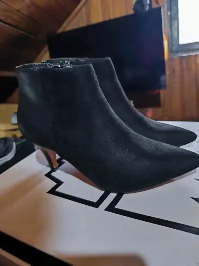 Botines de tacón negro elegantes - miniatura 1