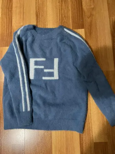Suéter azul con diseño de letras - miniatura 1