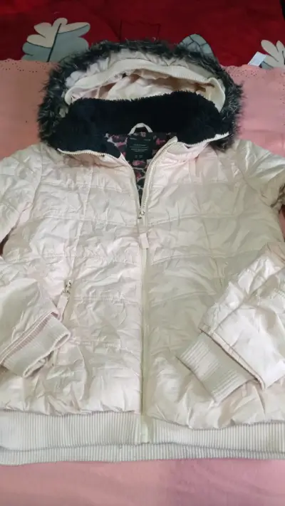 Chaqueta de mujer beige con capucha de piel - miniatura 1
