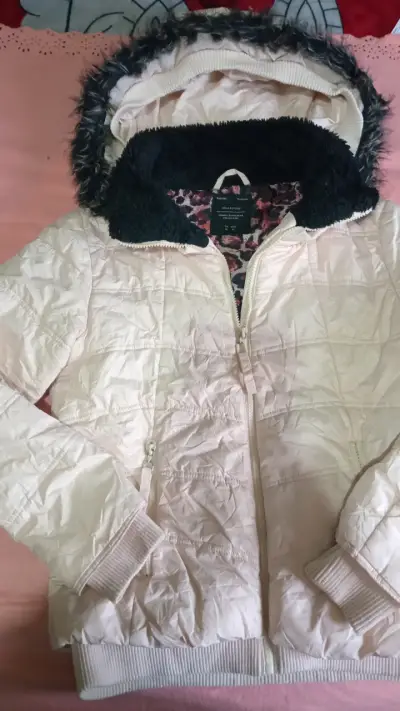 Chaqueta de mujer beige con capucha de piel - miniatura 3