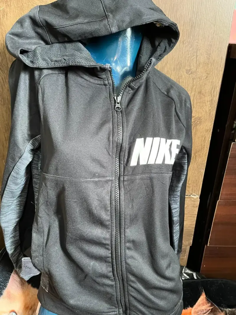 Chaqueta deportiva negra Nike con capucha