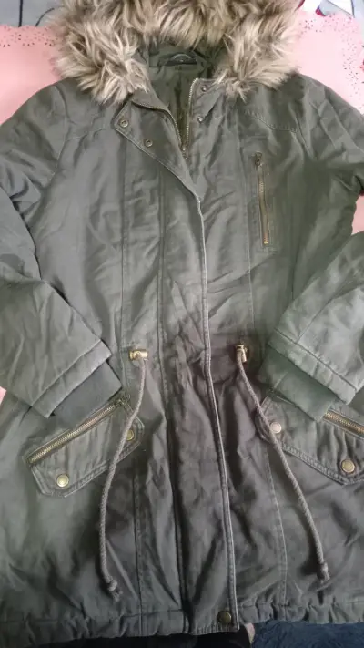 Parka verde con capucha de piel sintética Gina - miniatura 1