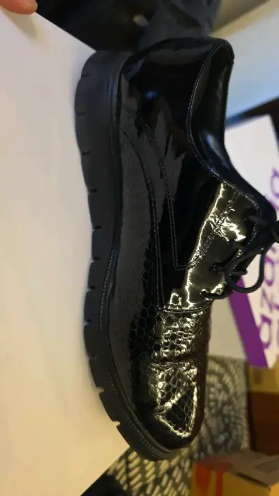 Zapatos de vestir negros con textura brillante - miniatura 1