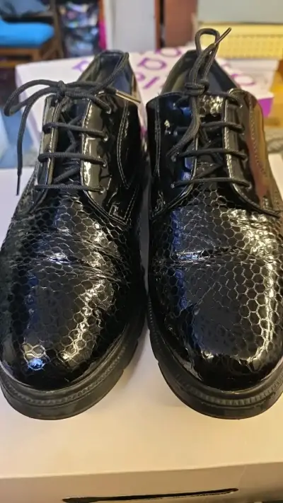 Zapatos de vestir negros con textura brillante - miniatura 2