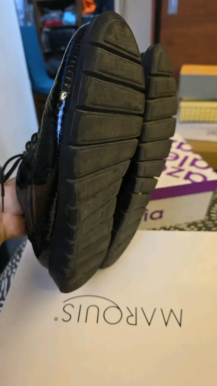 Zapatos de vestir negros con textura brillante - 3