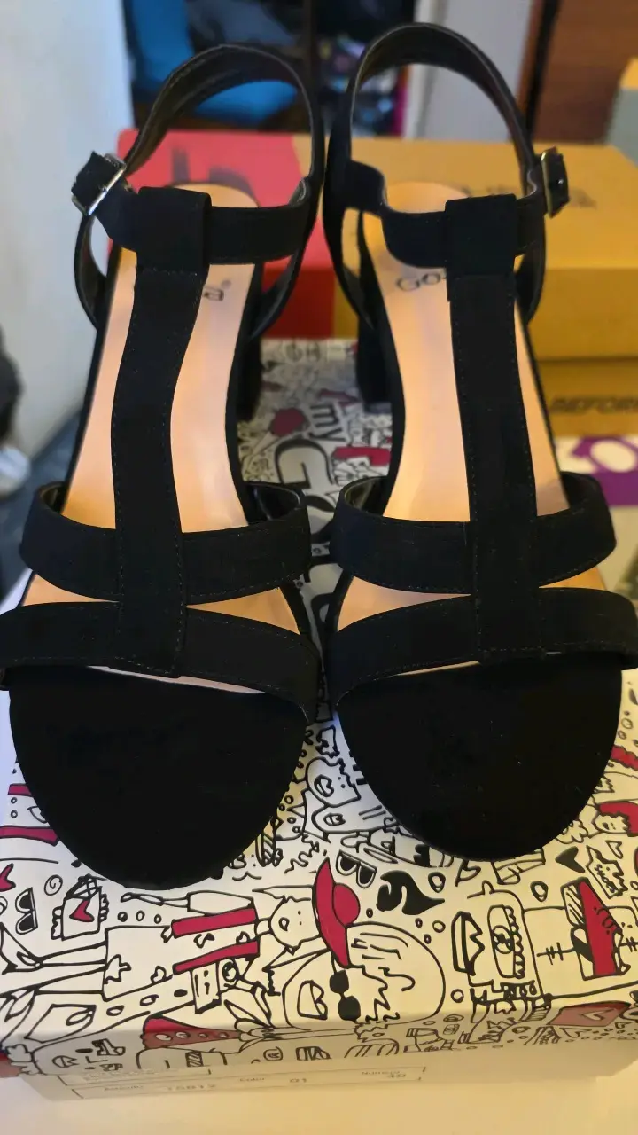 Sandalias negras de tacón grueso para mujer - 1