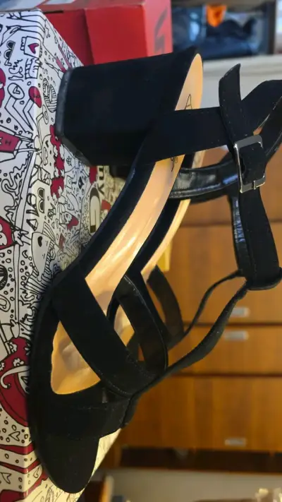 Sandalias negras de tacón grueso para mujer - miniatura 2