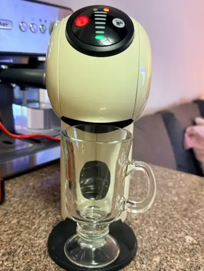 Cafetera Dolce Gusto Genio S Plus color crema - miniatura 1