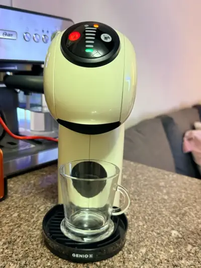 Cafetera Dolce Gusto Genio S Plus color crema - miniatura 2
