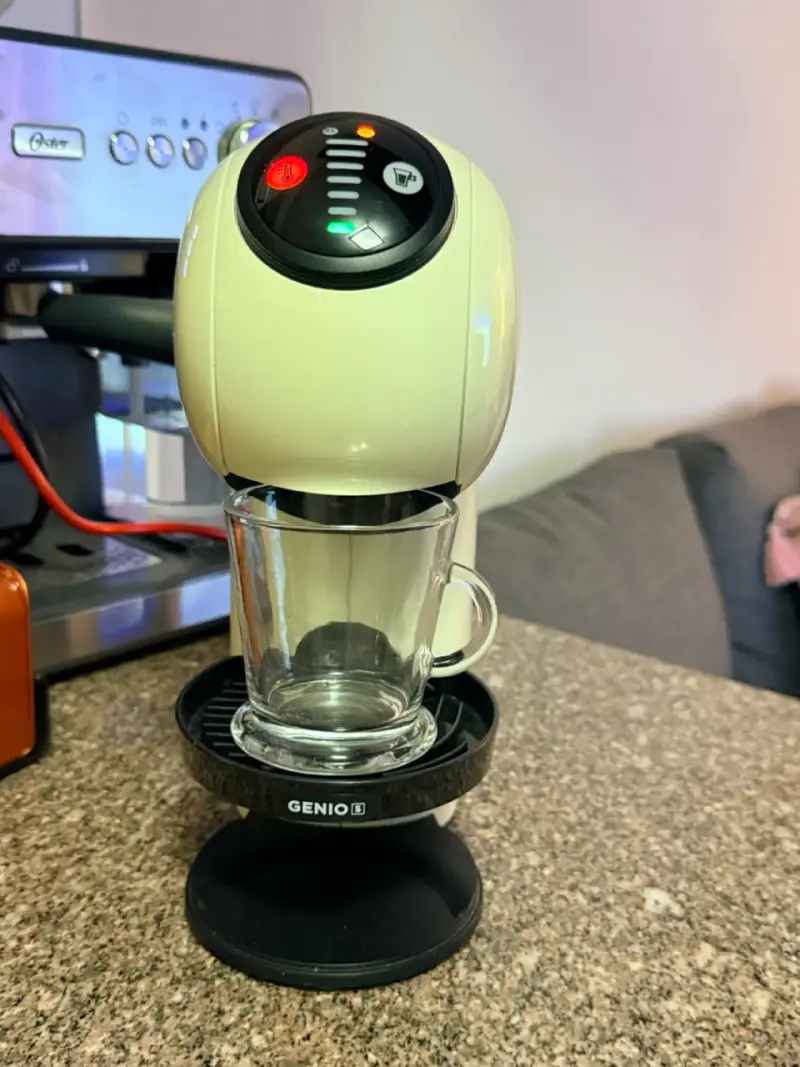 Cafetera Dolce Gusto Genio S Plus color crema - 3