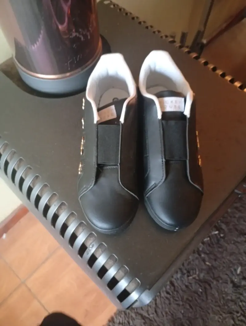 Zapatillas negras con diseño de Mickey Mouse - 1