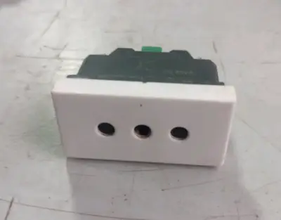 Enchufe de pared con tres entradas - miniatura 1