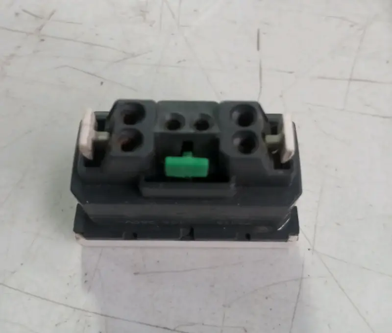 Enchufe de pared con tres entradas - 2
