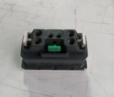 Enchufe de pared con tres entradas - miniatura 2