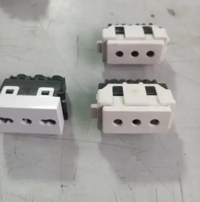 Conectores eléctricos de tres pines - miniatura 1