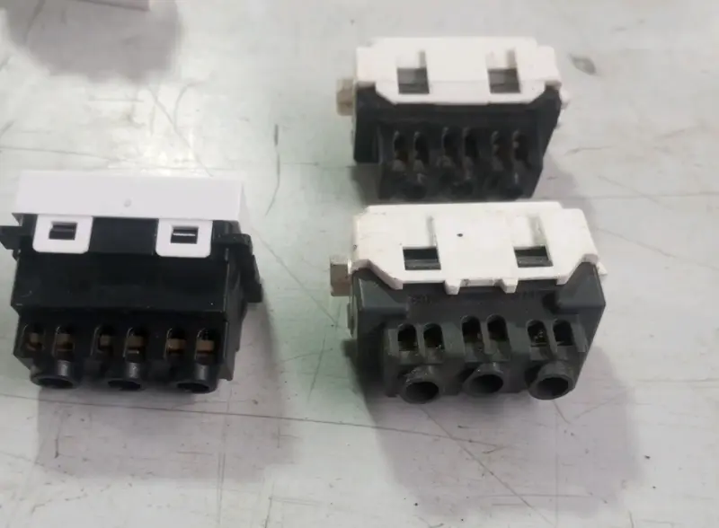 Conectores eléctricos de tres pines - 2