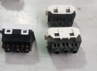 Conectores eléctricos de tres pines - miniatura 2
