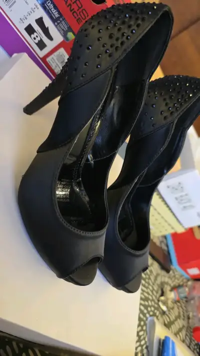 Tacones negros con diseño de tachas - miniatura 1