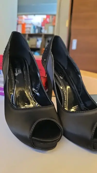 Tacones negros con diseño de tachas - miniatura 2