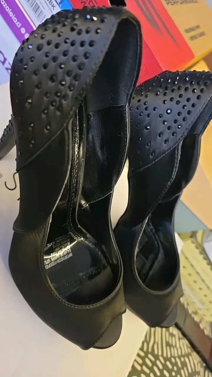 Tacones negros con diseño de tachas - 3