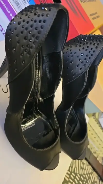 Tacones negros con diseño de tachas - miniatura 3
