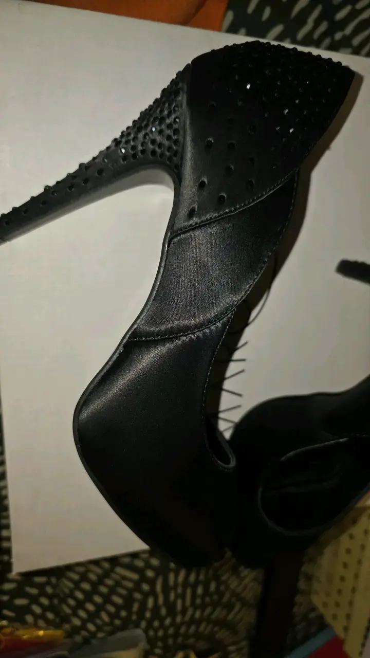 Tacones negros con diseño de tachas - 4
