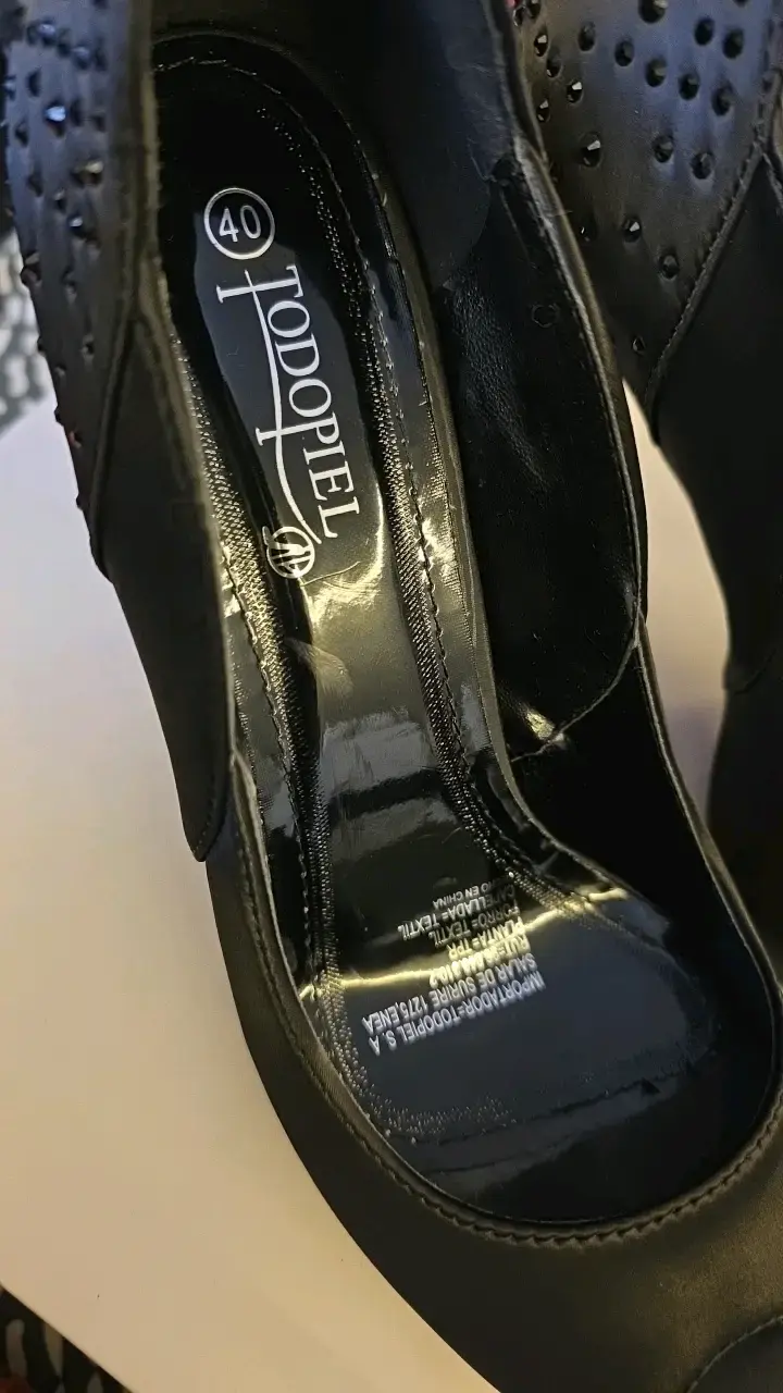 Tacones negros con diseño de tachas - 5