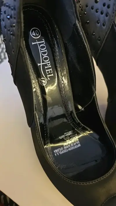Tacones negros con diseño de tachas - miniatura 5