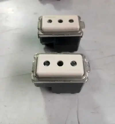 Interruptor eléctrico de tres vías - miniatura 1
