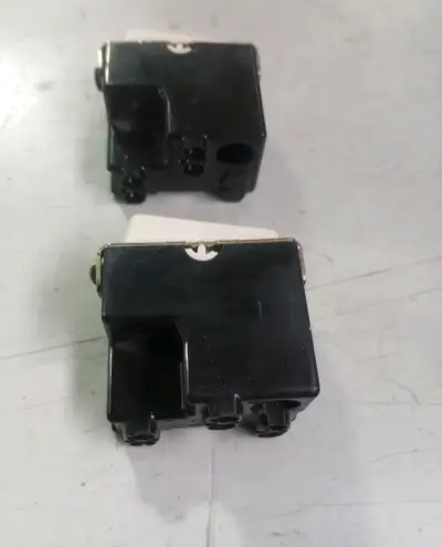 Interruptor eléctrico de tres vías - miniatura 2