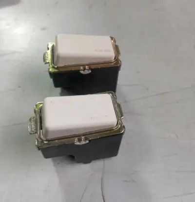 Interruptores eléctricos de pared blancos - miniatura 1