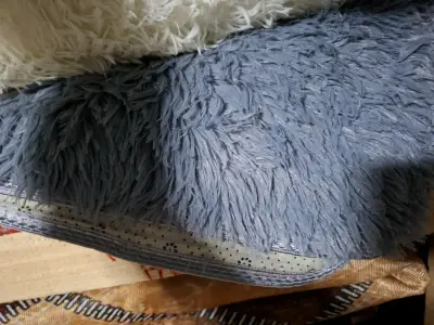 Alfombra peluda gris para sala moderna - miniatura 2