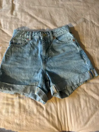 Shorts de mezclilla para mujer en buen estado - miniatura 1