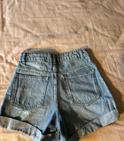 Shorts de mezclilla para mujer en buen estado - miniatura 4