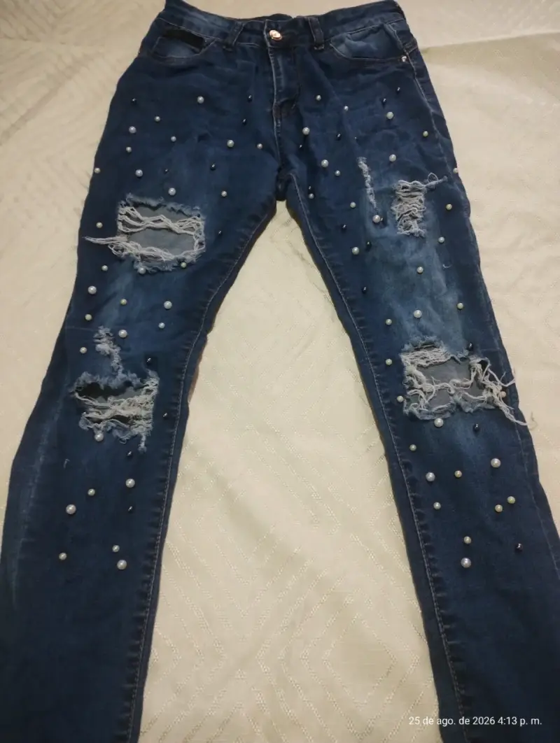 Jeans de mujer con perlas y roturas