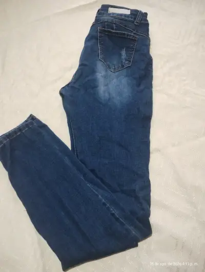 Jeans de mujer con perlas y roturas - miniatura 2