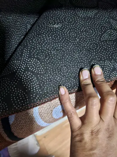 Alfombra decorativa negra con diseño dorado - miniatura 2