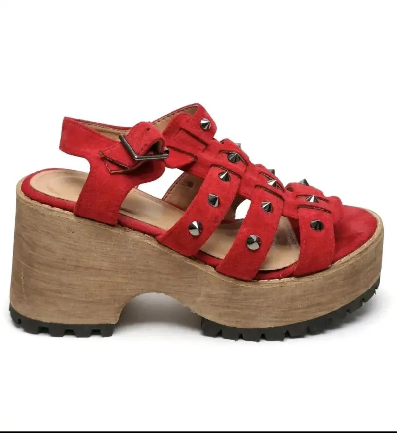 Sandalias rojas de plataforma con tachuelas - 1