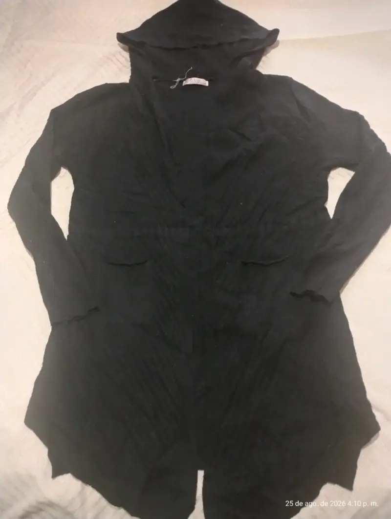 Tapado negro con capucha para mujer