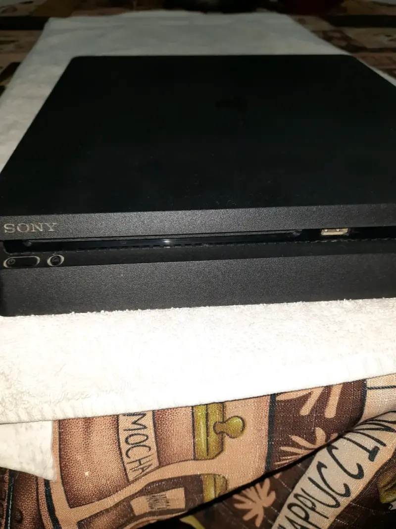 Consola Sony PlayStation 4 con control y cables - 1