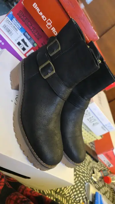 Botines negros de cuero con hebillas - miniatura 1