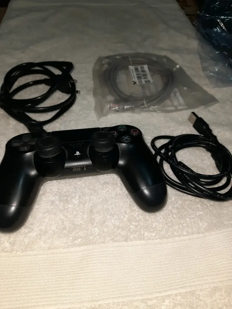Consola Sony PlayStation 4 con control y cables - 3
