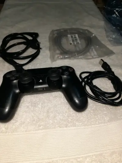 Consola Sony PlayStation 4 con control y cables - miniatura 3