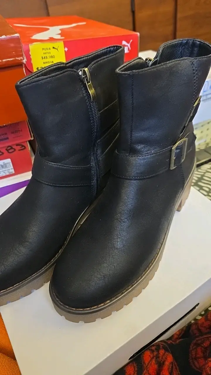 Botines negros de cuero con hebillas - 2