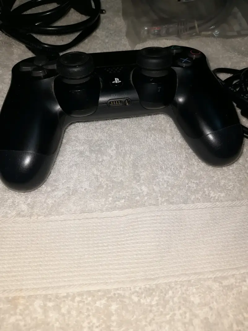 Consola Sony PlayStation 4 con control y cables - 4