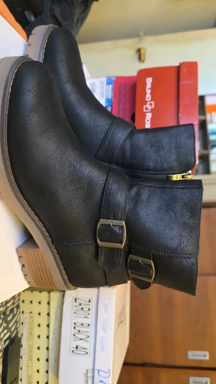 Botines negros de cuero con hebillas - 3