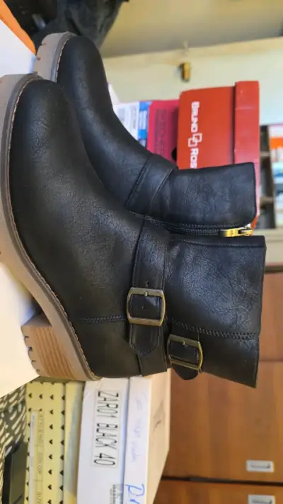 Botines negros de cuero con hebillas - miniatura 3